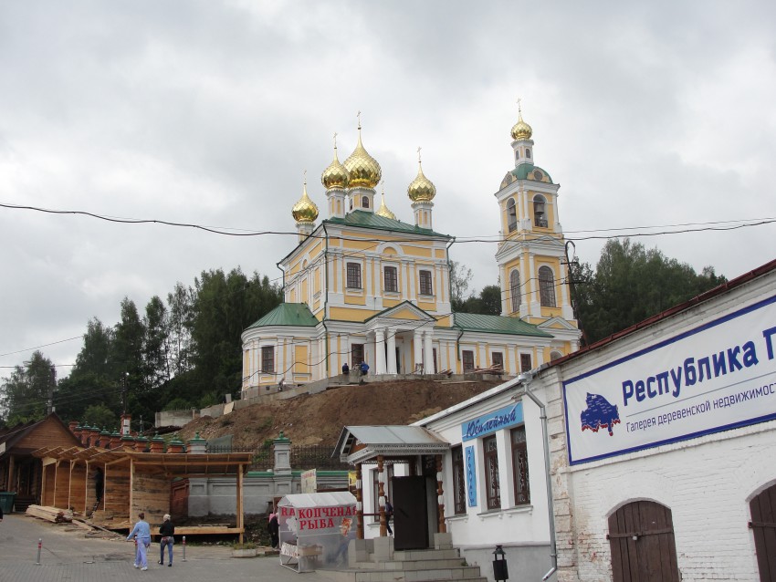 Плёс. Церковь Воскресения Христова. общий вид в ландшафте