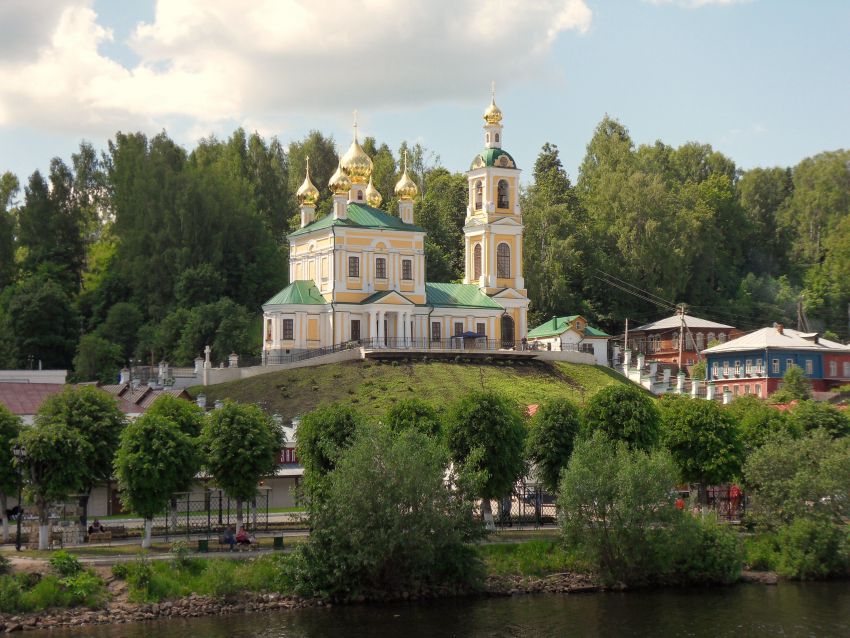 Плёс. Церковь Воскресения Христова. общий вид в ландшафте