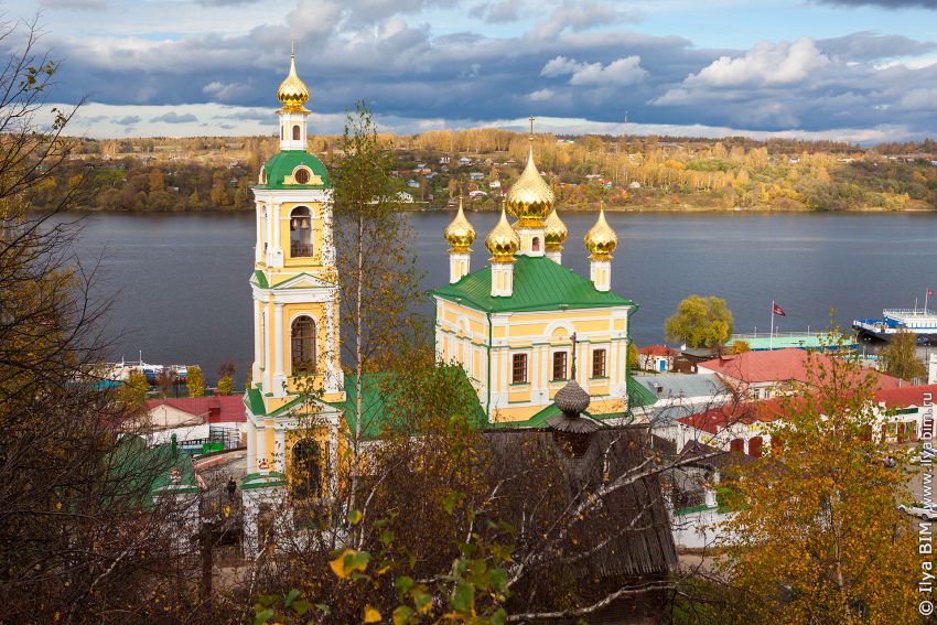 Плёс. Церковь Воскресения Христова. общий вид в ландшафте