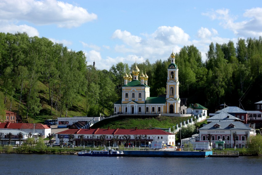 Плёс. Церковь Воскресения Христова. общий вид в ландшафте