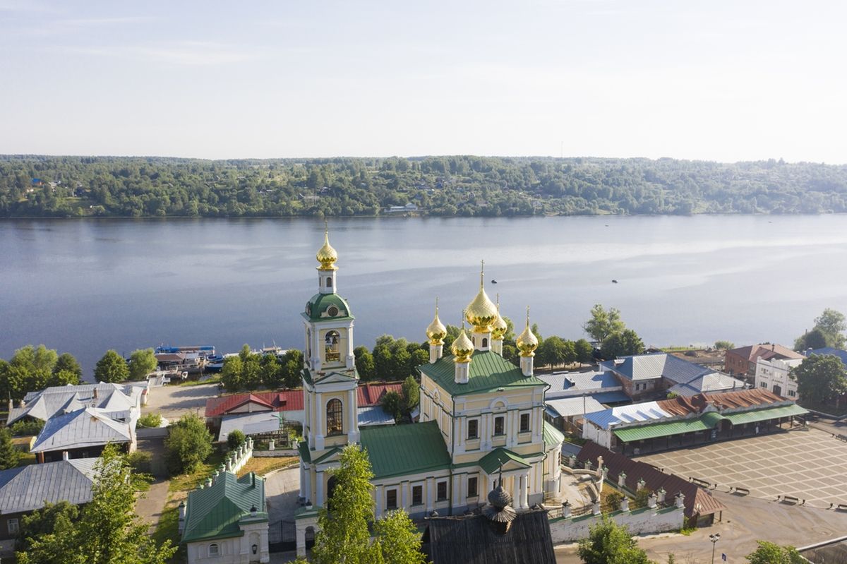 общий вид в ландшафте. Церковь Воскресения Христова, Плёс (Приволжский район, Ивановская область)
