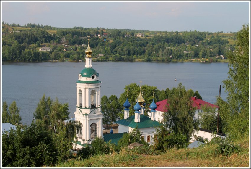 Плёс. Церковь Варвары великомученицы. общий вид в ландшафте