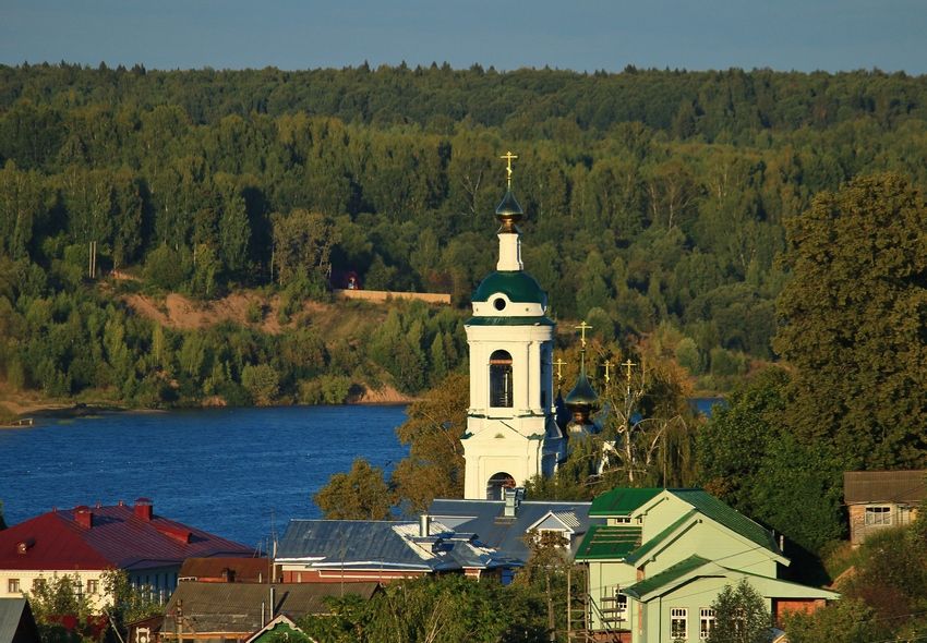 Плёс. Церковь Варвары великомученицы. общий вид в ландшафте, Вид с Богоявленской горы