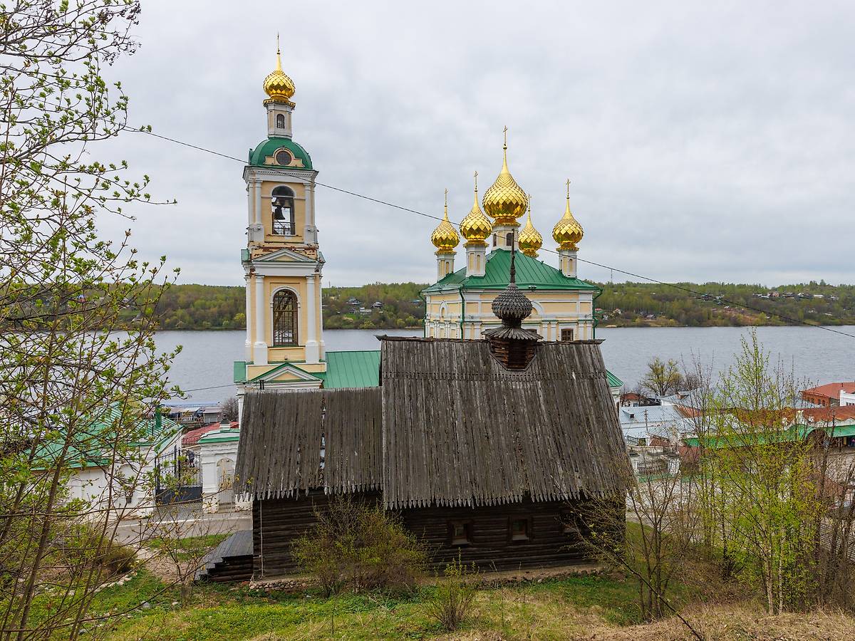 общий вид в ландшафте. Церковь Михаила Архангела из деревни Антоново, Плёс (Приволжский район, Ивановская область)