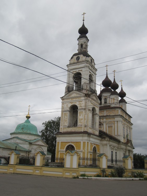 Плёс. Храмовый комплекс Троицкой слободы. общий вид в ландшафте