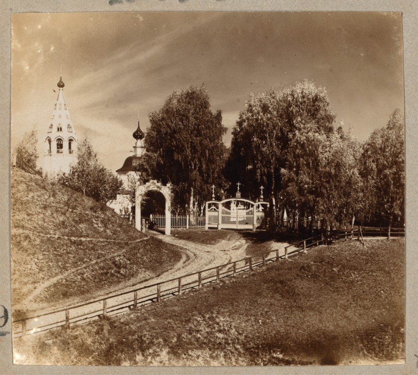 Плёс. Собор Успения Пресвятой Богородицы. архивная фотография, С. М. Прокудин-Горский. Вход в Успенский собор в г. Плёс. 1910 год. фото с http://prokudin-gorskiy.ru/image.php?ID=2263