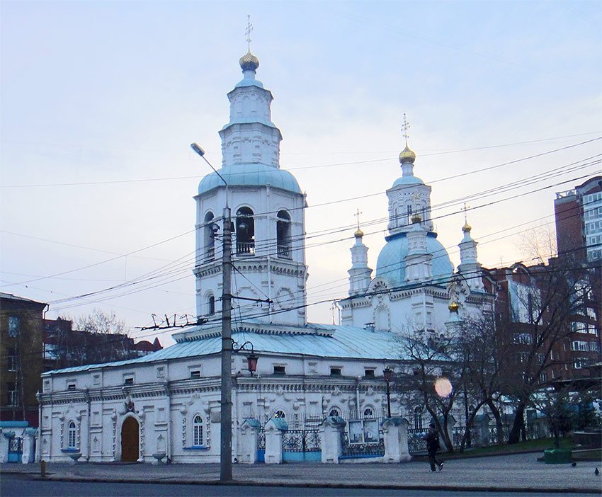 Красноярск. Кафедральный собор Покрова Пресвятой Богородицы. общий вид в ландшафте