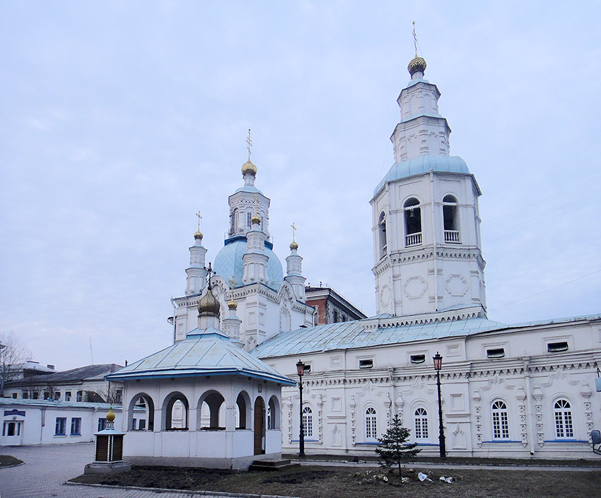 Красноярск. Кафедральный собор Покрова Пресвятой Богородицы. фасады, Внутренний двор. На заднем плане слева - крестильный храм