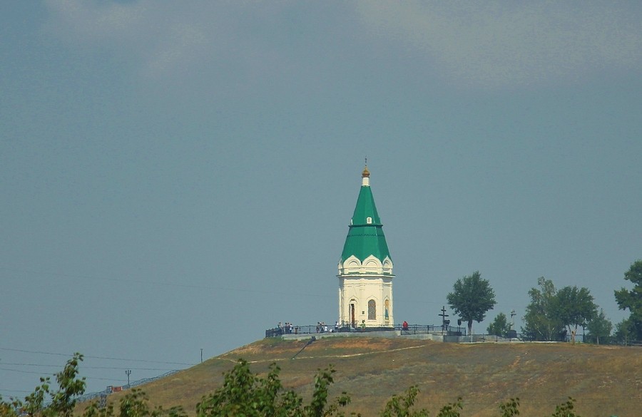 Часовня Параскевы Пятницы, Красноярск (Красноярск, город, Красноярский край). общий вид в ландшафте, Вид из центра города, с пешеходного моста над ул. Вейнбаума