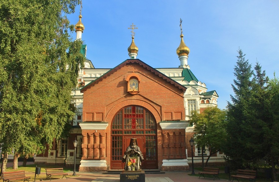 Красноярск. Церковь Иоанна Предтечи в архиерейском доме. фасады, Южный фасад и памятник святителю Луке