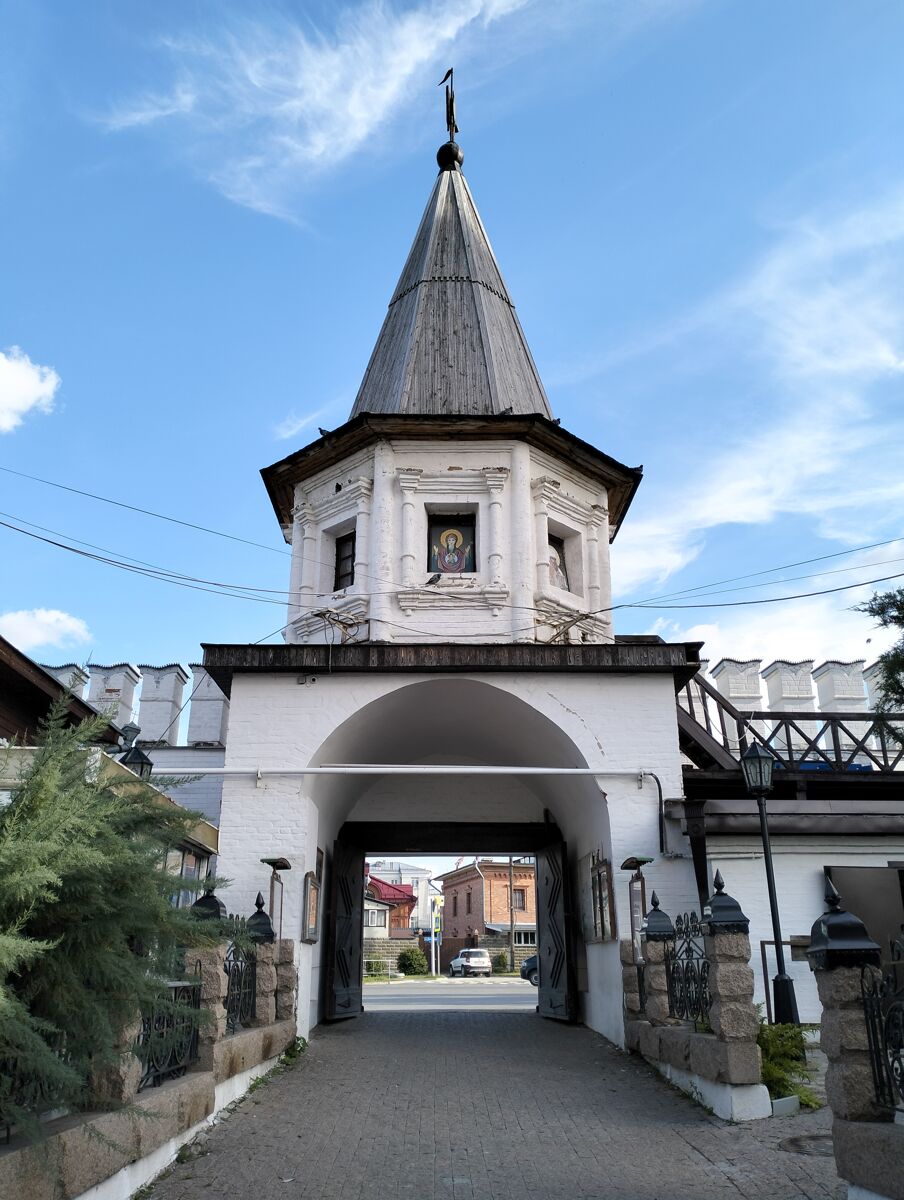 Троицкий монастырь, Тюмень (Тюмень, город, Тюменская область). дополнительная информация, Ворота, вид с территории монастыря