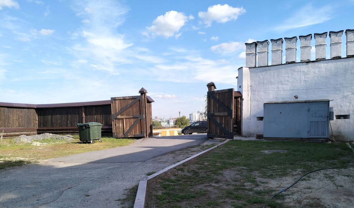 Троицкий монастырь, Тюмень (Тюмень, город, Тюменская область). дополнительная информация, Хозяйственные ворота