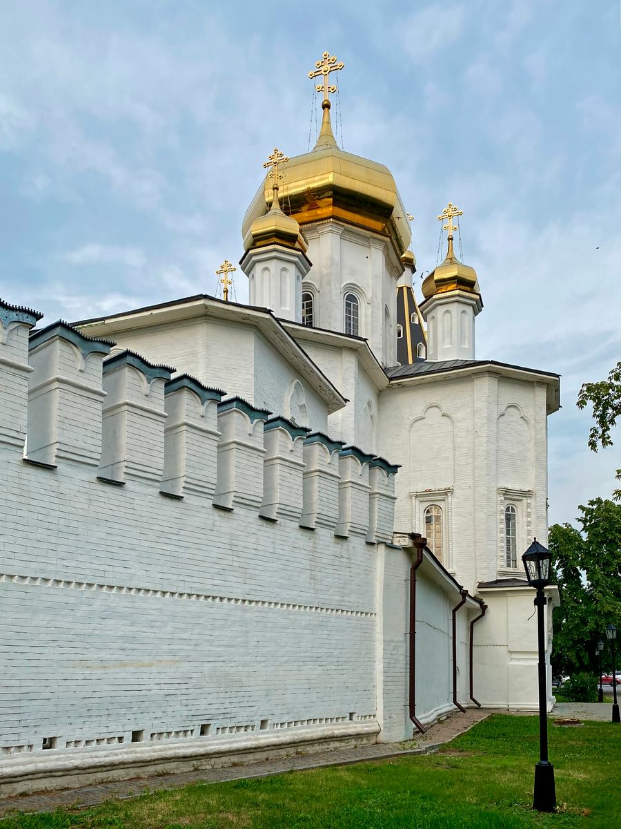 Троицкий монастырь, Тюмень (Тюмень, город, Тюменская область). архитектурные детали, Южная стена и Петропавловская церковь