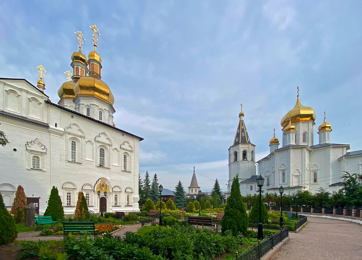 Троицкий монастырь, Тюмень (Тюмень, город, Тюменская область). фасады, Слева Троицкий собор, справа Петропавловская церковь
