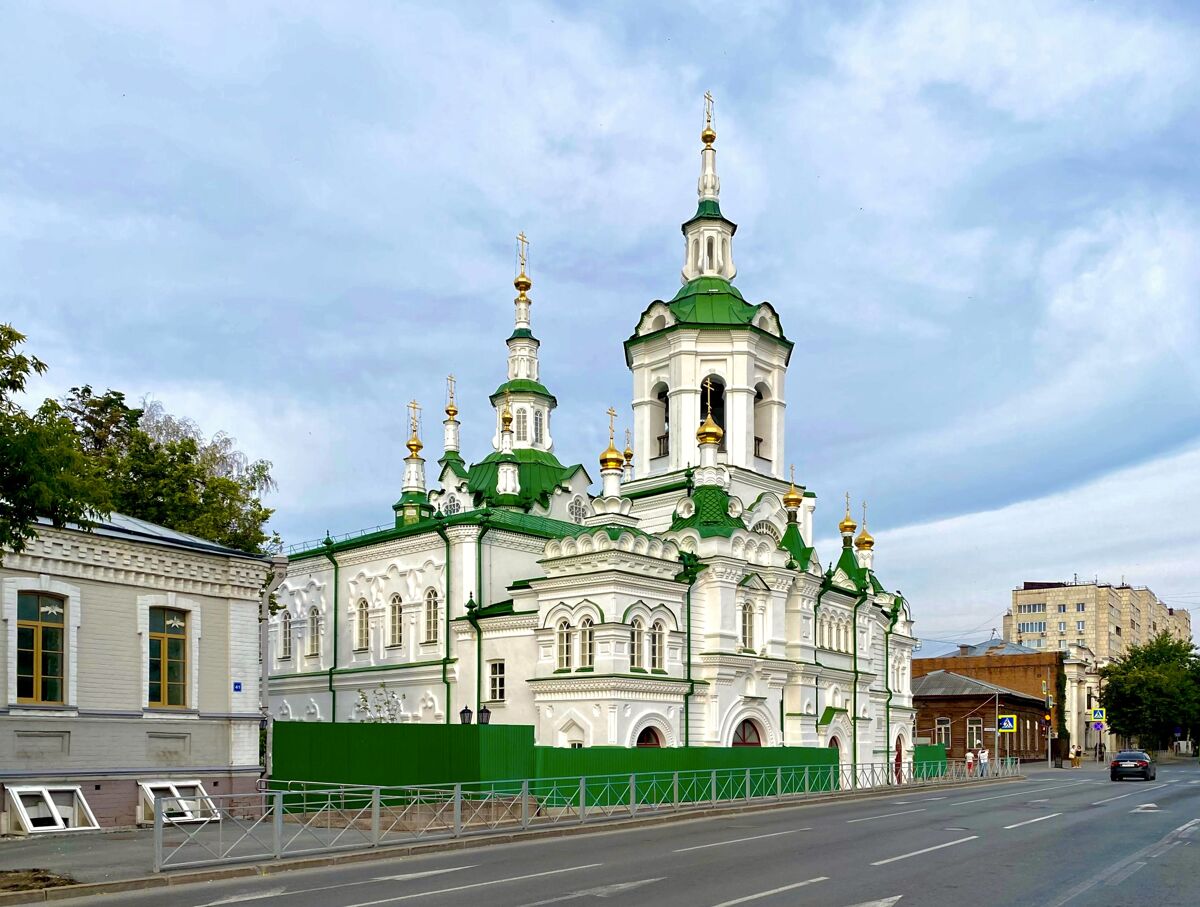 Тюмень. Церковь Спаса Нерукотворного Образа. фасады, Вид с северо-запада вдоль улицы Ленина