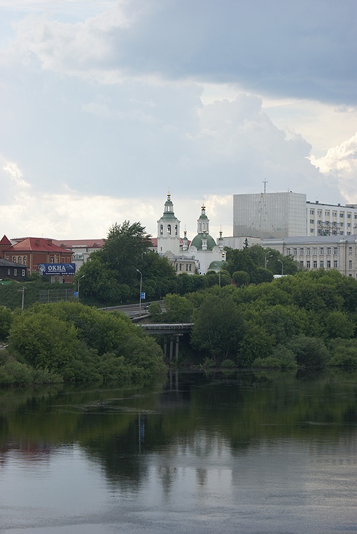 Церковь Воздвижения Креста Господня, Тюмень (Тюмень, город, Тюменская область). общий вид в ландшафте, Вид на церковь с пешеходного моста через р.Тура