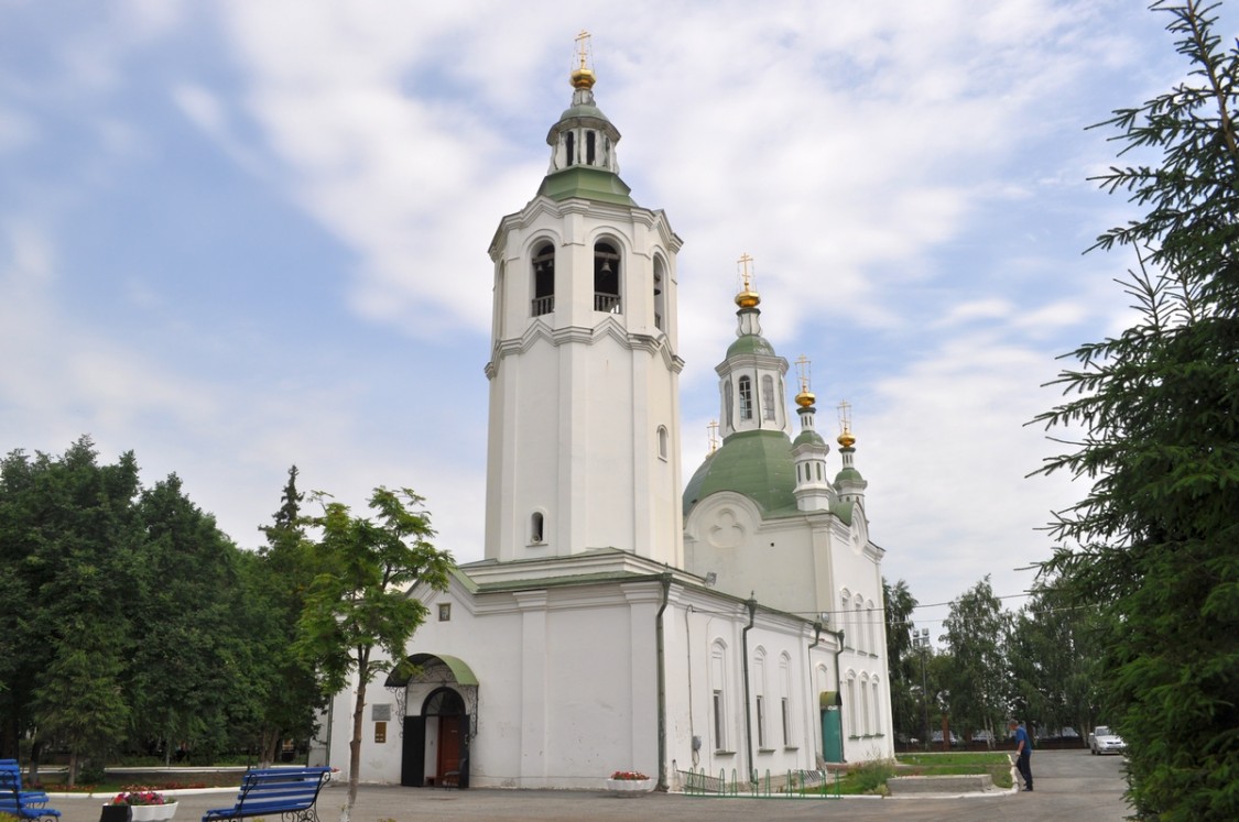 Тюмень. Церковь Воздвижения Креста Господня. фасады