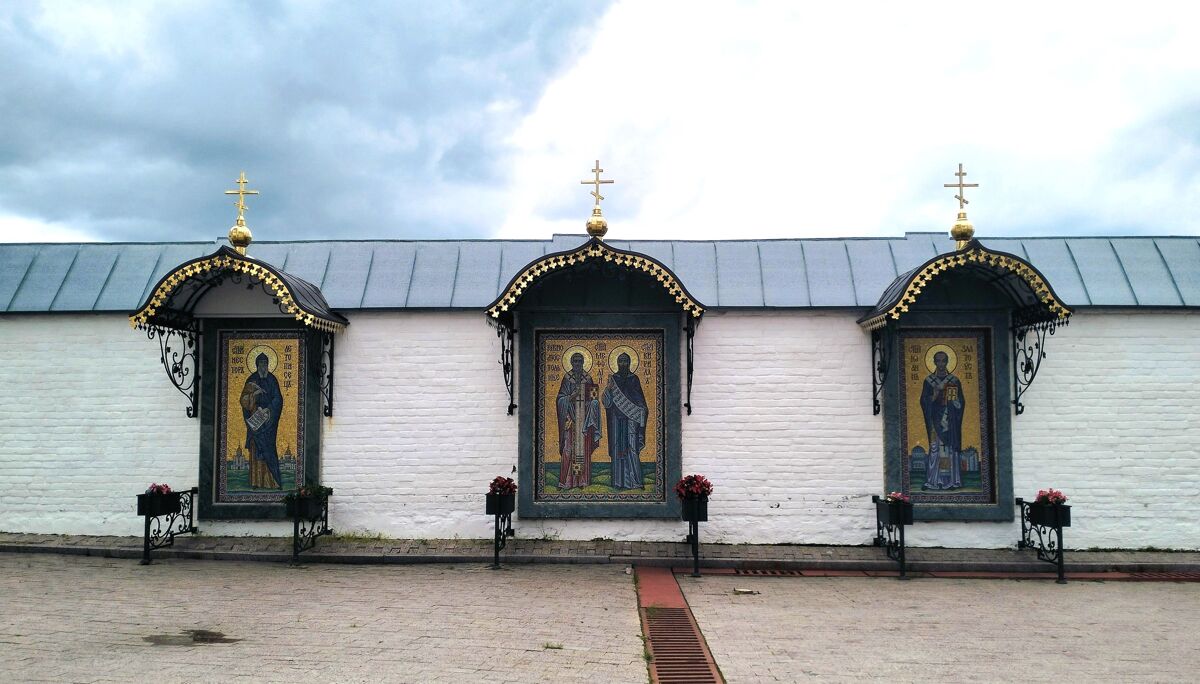 Абалакский Знаменский монастырь, Абалак (Тобольский район и г. Тобольск, Тюменская область). дополнительная информация, Мозаичные иконы в монастырской ограде