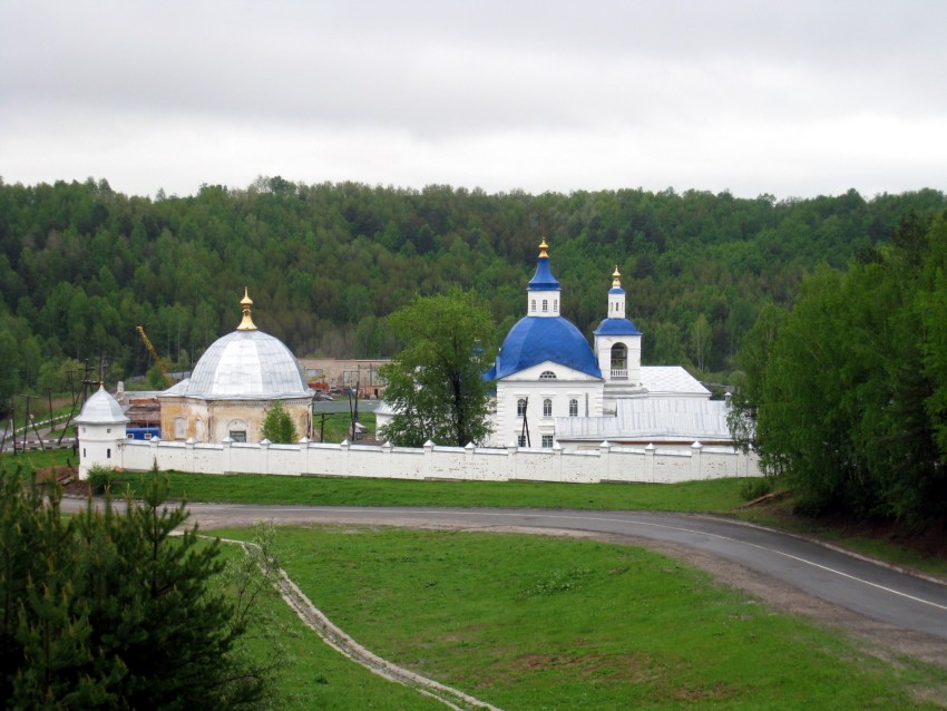 Иоанно-Введенский Междугорский монастырь, Прииртышский (Тобольский район и г. Тобольск, Тюменская область). общий вид в ландшафте, Монастырь расположен в ложбине, на данном снимке вид с западного склона.