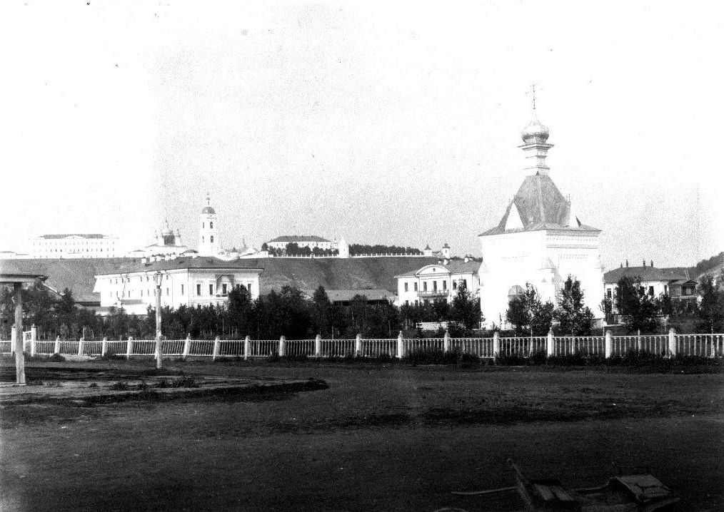 Часовня Александра Невского, Тобольск (Тобольский район и г. Тобольск, Тюменская область). архивная фотография, Городской сад и Александровская часовня, на дальнем плане виден Кремль. Фото конца XIX - начала ХХ в.