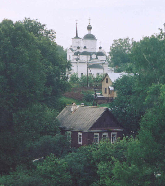Руза. Церковь Димитрия Солунского. общий вид в ландшафте