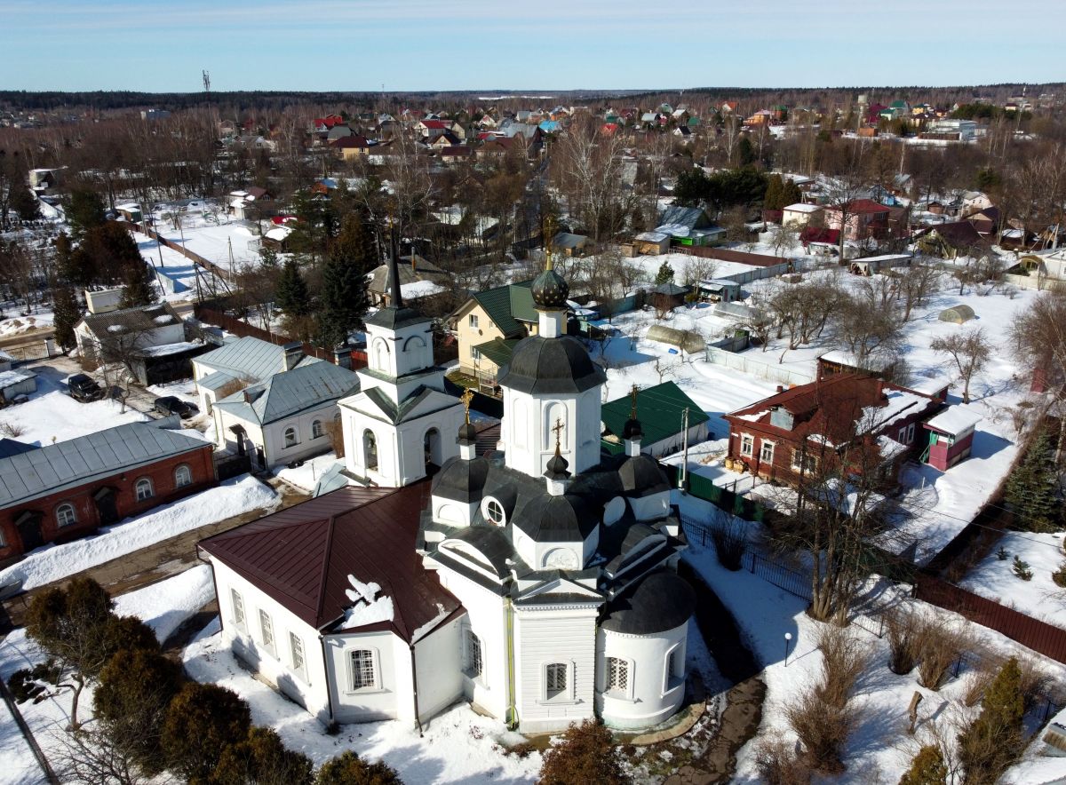 Руза. Церковь Димитрия Солунского. общий вид в ландшафте