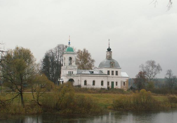 Рязанцы. Церковь Троицы Живоначальной. общий вид в ландшафте