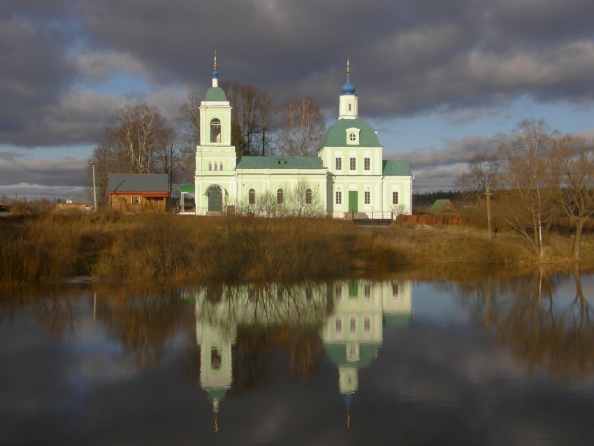 Рязанцы. Церковь Троицы Живоначальной. общий вид в ландшафте