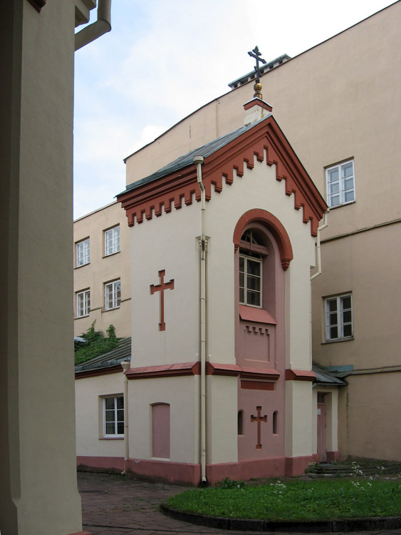 Вильнюс. Церковь Параскевы Пятницы. фасады, Часовня при церкви, пристроенная к жилому дому