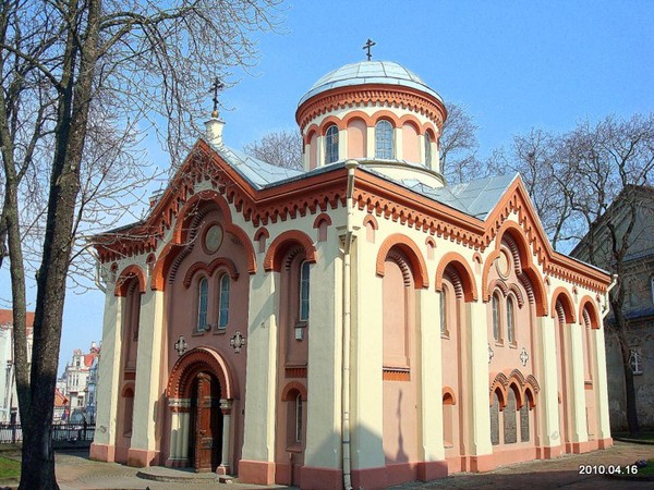 Вильнюс. Церковь Параскевы Пятницы. общий вид в ландшафте