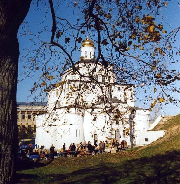 Владимир. Церковь Ризоположения (Положения честной ризы Пресвятой Богородицы во Влахерне) в Золотых воротах. дополнительная информация, панорама Золотых ворот