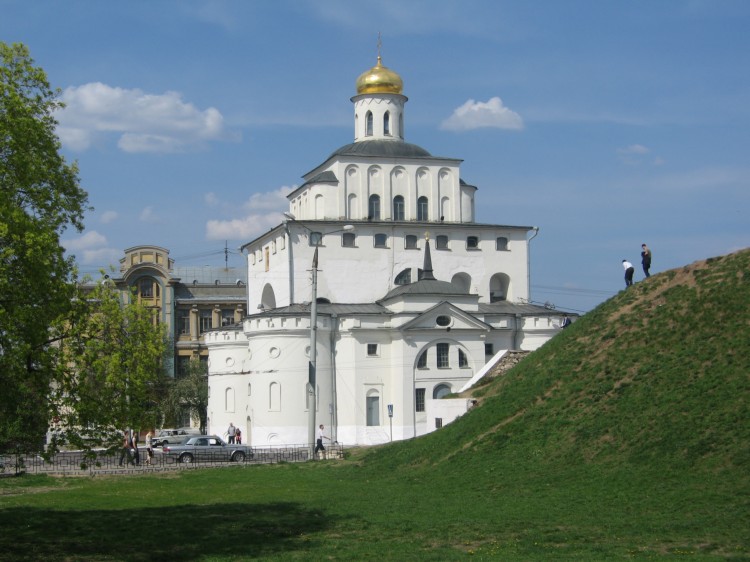 Владимир. Церковь Ризоположения (Положения честной ризы Пресвятой Богородицы во Влахерне) в Золотых воротах. общий вид в ландшафте