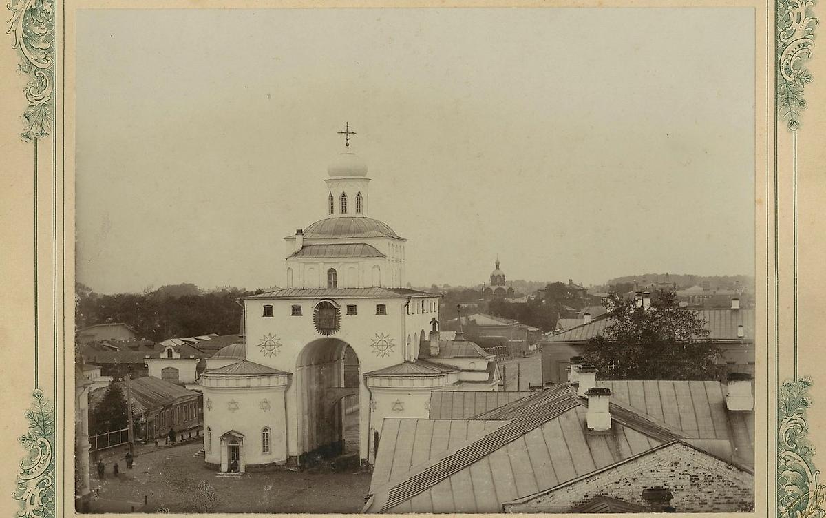 Фотография кон. ХIХ в. Приблизительная датировка: 1880-1890-е гг., архивная фотография. Церковь Ризоположения (Положения честной ризы Пресвятой Богородицы во Влахерне) в Золотых воротах, Владимир (Владимир, город, Владимирская область)