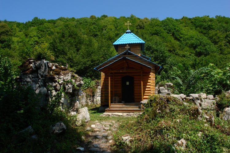 Прочие страны, Абхазия, Каманы (Команы). Церковь Василиска, фотография. общий вид в ландшафте
