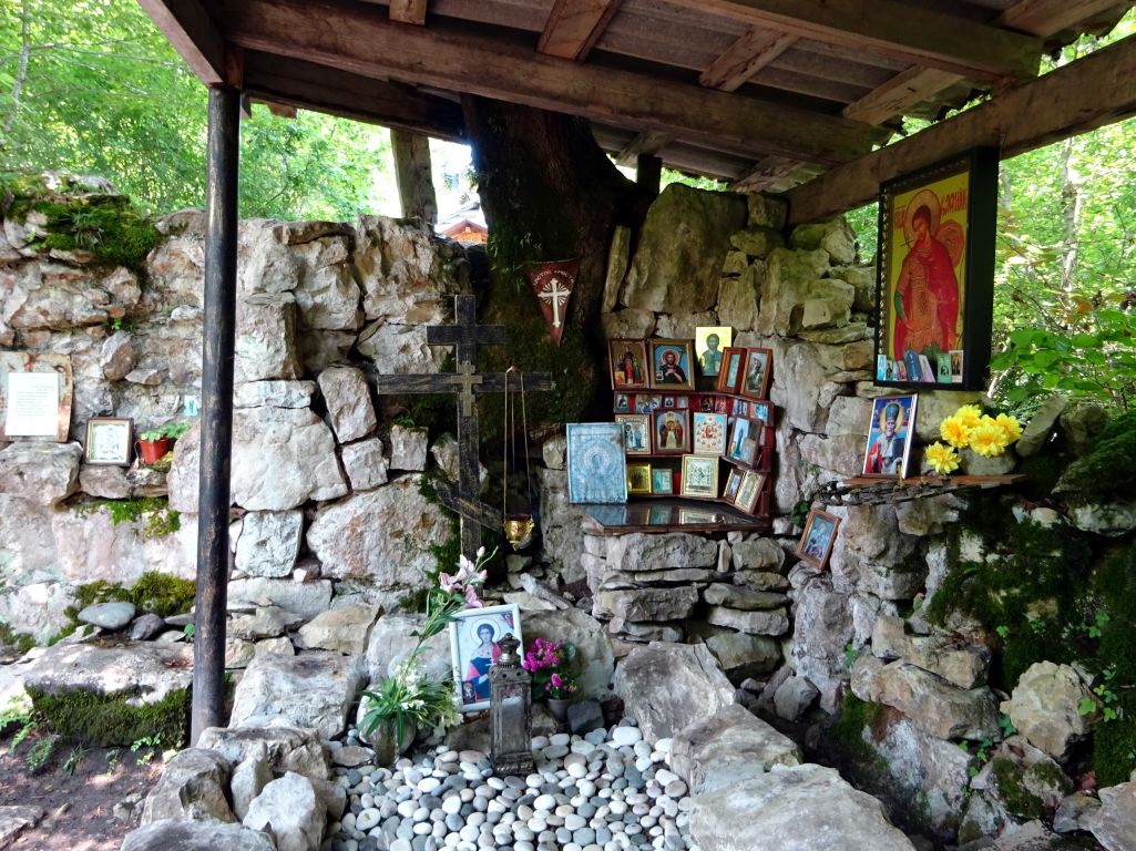 Церковь Василиска, Каманы (Команы) (Абхазия, Прочие страны). интерьер и убранство, Гробница мученика Василиска