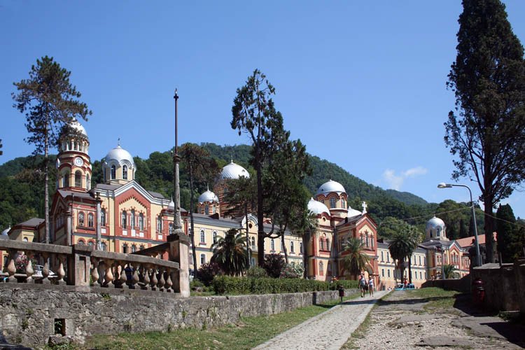 Новоафонский монастырь Симона Кананита, Новый Афон (Абхазия, Прочие страны). общий вид в ландшафте, Вид на монастырь (южный фасад) от ворот