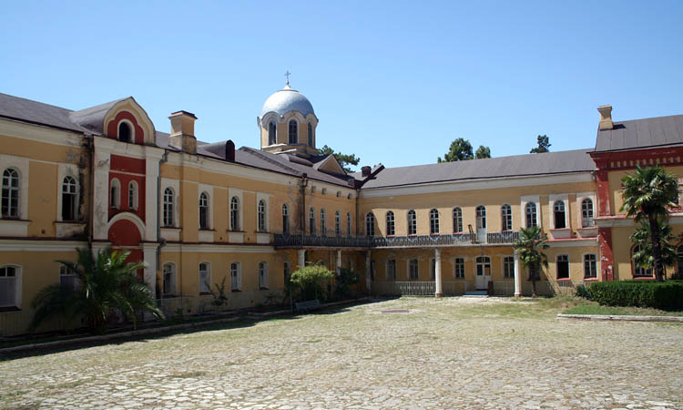 Новый Афон. Новоафонский монастырь Симона Кананита. фасады, Монастырский дворик