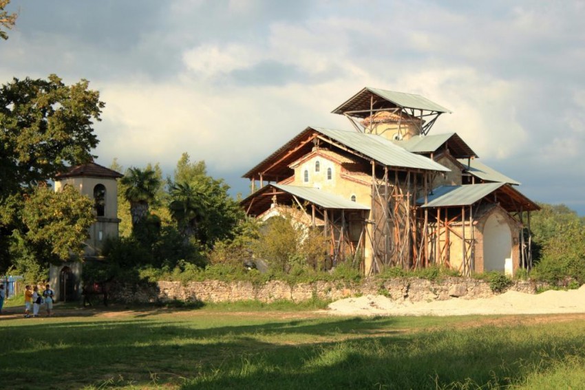 Церковь Успения Пресвятой Богородицы, Лыхны (Абхазия, Прочие страны). фасады, Вид от храма-часовни Пицундской Иконы Божией Матери
