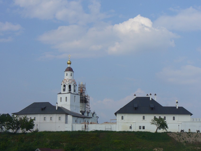 Успенско-Богородичный мужской монастырь, Свияжск (Зеленодольский район, Республика Татарстан). фасады, Вид на монастырь с юго-западной стороны - с стороны автомобильной дороги к острову.