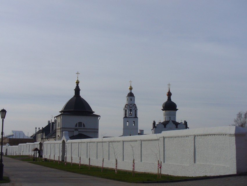 Успенско-Богородичный мужской монастырь, Свияжск (Зеленодольский район, Республика Татарстан). фасады, Вид на монастырь с центральной части острова Свияжск, с улицы Успенская.