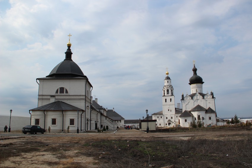 Успенско-Богородичный мужской монастырь, Свияжск (Зеленодольский район, Республика Татарстан). фасады, Слева направо: церковь Германа, архиепископа Казанского, и Митрофана, епископа Воронежского, Никольская церковь, Успенский собор.