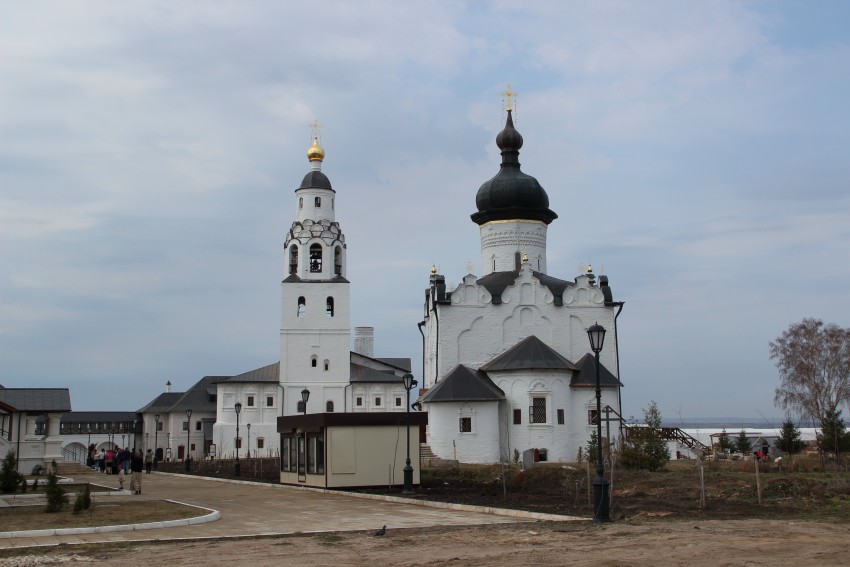 Свияжск. Успенско-Богородичный мужской монастырь. фасады, Слева - Никольская церковь, справа - Успенский собор.