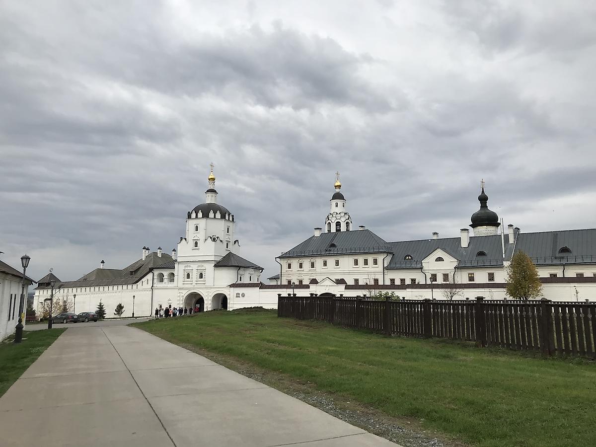 общий вид в ландшафте. Успенско-Богородичный мужской монастырь, Свияжск (Зеленодольский район, Республика Татарстан)