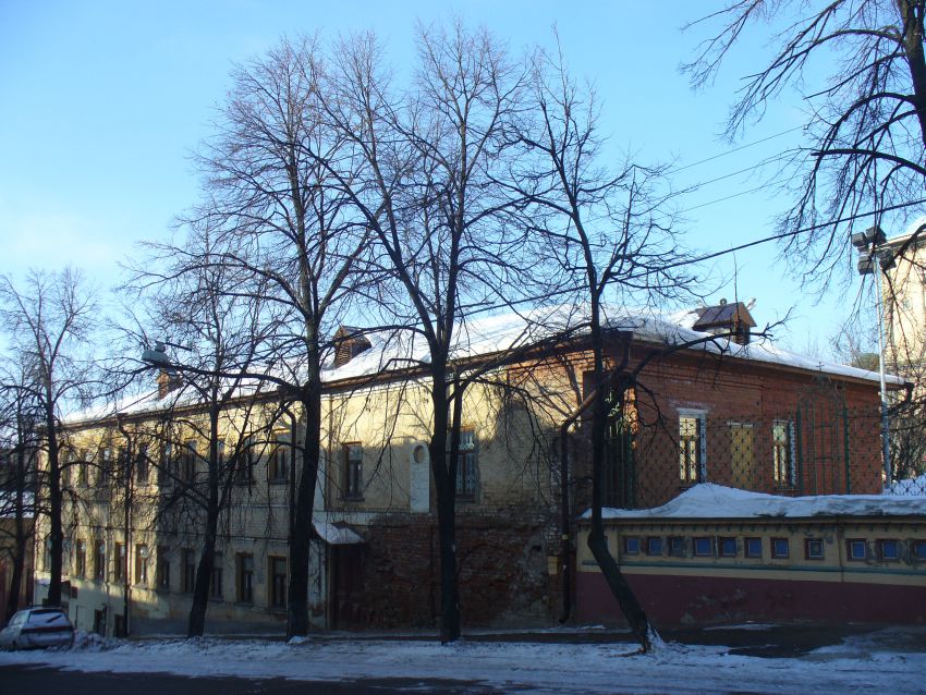 Собор Петра и Павла, Вахитовский район (Казань, город, Республика Татарстан). дополнительная информация, Дом причта 1845-62 гг. постройки, архитектор Ф.И. Петонди. Является архитектурным памятником, входит в комплекс зданий Петропавловского собора.