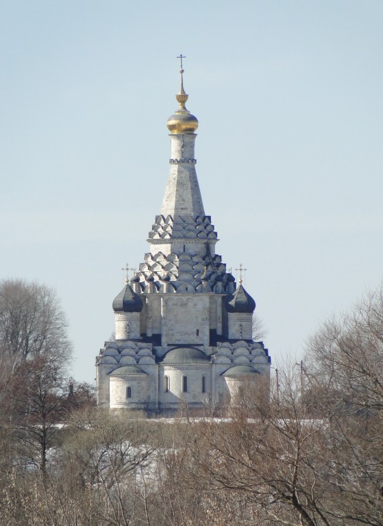 Остров. Церковь Спаса Преображения. общий вид в ландшафте, Вид со стороны Лыткарино - противоположного берега Москвы - реки