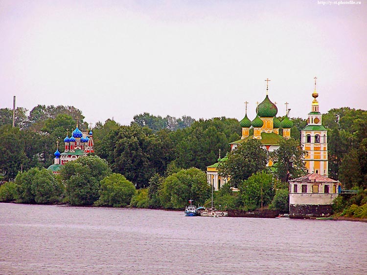 Углич. Кремль. общий вид в ландшафте, Вид на кремль с противоположного берега Волги.
