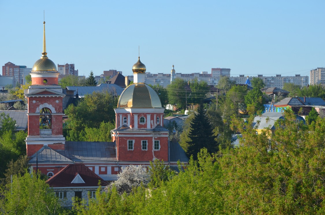 Уфа. Церковь Покрова Пресвятой Богородицы. общий вид в ландшафте, Вид с ул. Бехтерева. На заднем плане – купола колокольни церкви Рождества Пресвятой Богородицы (слева), православной миссии при храме