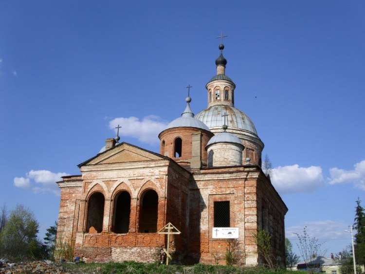 Вязьма. Церковь Петра и Павла. фасады, вид с запада. На переднем плане - памятный крест на месте массовых расстрелов.