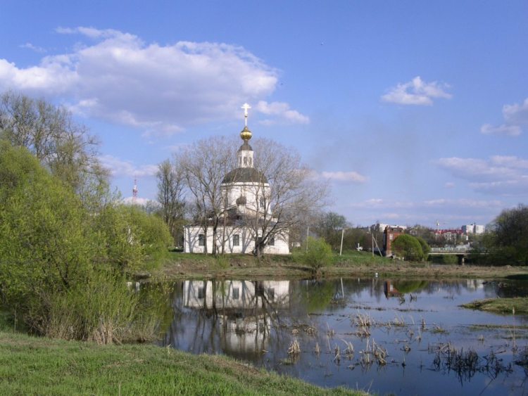 Вязьма. Церковь Рождества Пресвятой Богородицы. общий вид в ландшафте, вид с запада