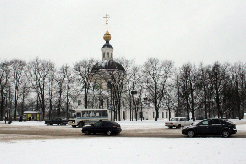 Вязьма. Церковь Рождества Пресвятой Богородицы. общий вид в ландшафте